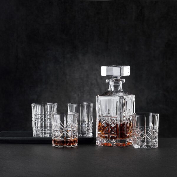 Nachtmann Highland whisky decanter set featuring assorted cut-glass tumblers – elegant glassware for serving whisky in style.