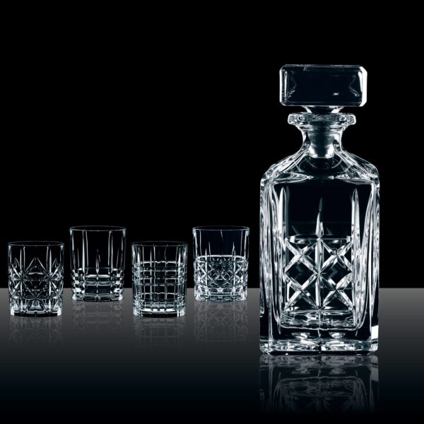 Nachtmann Highland whisky decanter set featuring assorted cut-glass tumblers – elegant glassware for serving whisky in style.